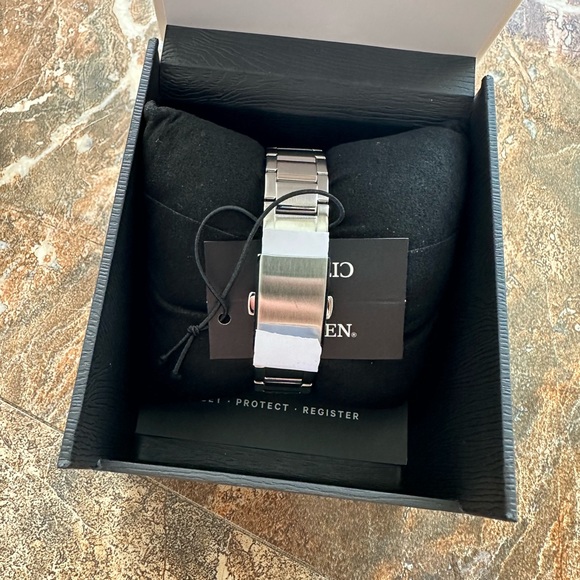 CITIZEN WOMEN’S GOLD AND SILVER GRANDFATHER WATCH - Picture 4 of 5